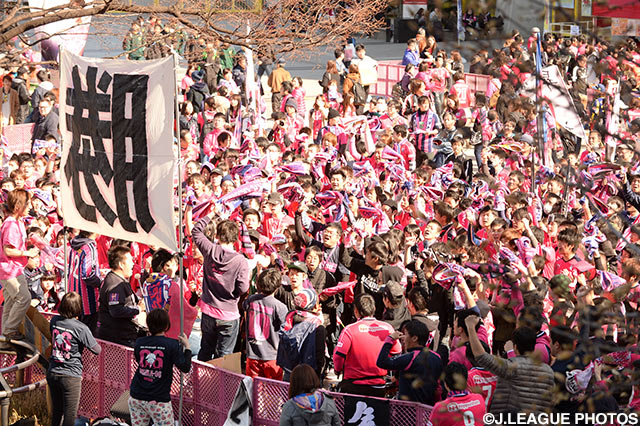 試合前に士気を高めるＣ大阪のサポーター【明治安田Ｊ２ 第3節 Ｃ大阪vs群馬】