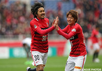 2得点を挙げた興梠 慎三（浦和 左）と先制点をアシストした関根 貴大【明治安田Ｊ１ 1st 第3節 浦和vs福岡】