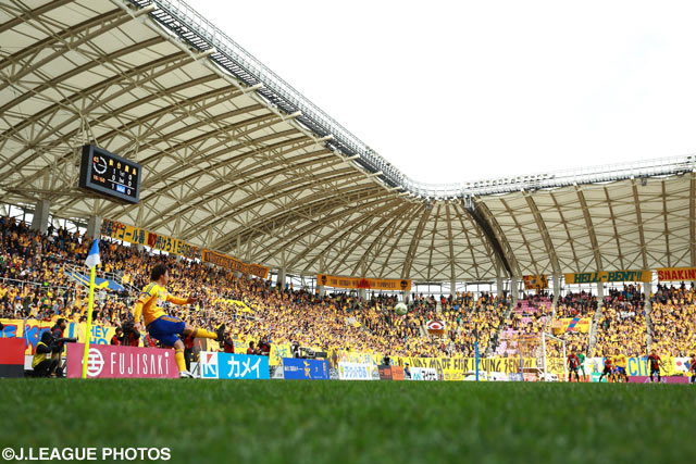 東日本大震災から5年、ユアテックスタジアム仙台には大勢の観客が詰めかけた【明治安田Ｊ１ 1st 第3節 仙台vs鹿島】