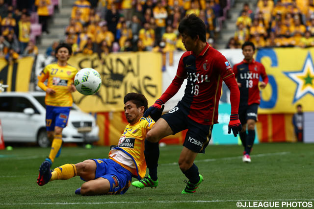 山本 脩斗（鹿島）に対してタックルを仕掛ける金久保 順（仙台）【明治安田Ｊ１ 1st 第3節 仙台vs鹿島】