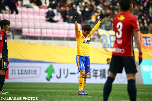 試合終了後ガッツポーズを見せた殊勲の金久保 順（仙台）【明治安田Ｊ１ 1st 第3節 仙台vs鹿島】