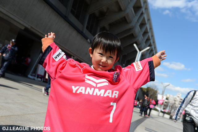 背番号7、ピンクのシャツには笑顔が似合う【明治安田Ｊ２ 第3節 Ｃ大阪vs群馬】