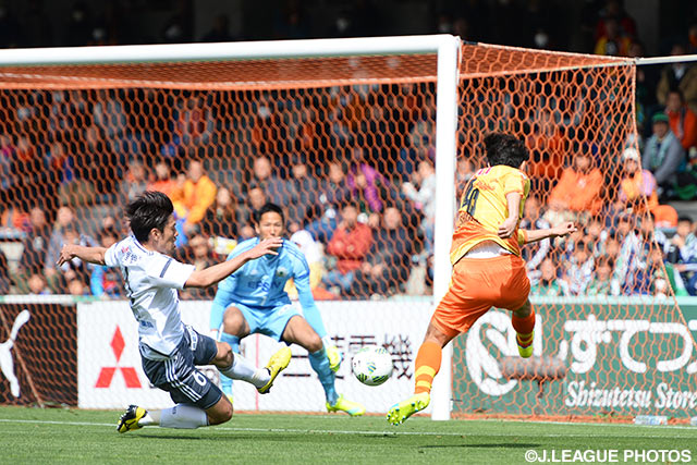 清水の猛攻を最後まで凌ぎ切った松本守備陣【明治安田Ｊ２ 第3節 清水vs松本】