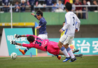 富山ゴールに迫る藤本 憲明（鹿児島）【明治安田Ｊ３ 第1節 鹿児島vs富山】