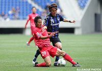 小川 直毅（Ｇ大23）にタックルを仕掛ける友澤 貴気（YS横浜）【明治安田Ｊ３ 第1節 Ｇ大23vsYS横浜】