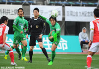 強烈なロングシュートで同点ゴールを狙った高木 善朗（東京Ｖ）【明治安田Ｊ２ 第3節 熊本vs東京Ｖ】