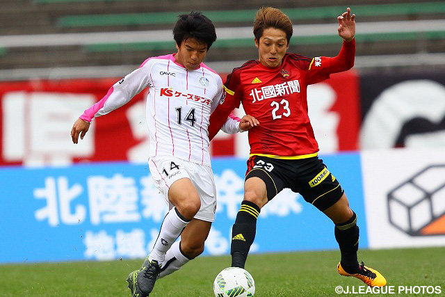 ボールを競り合う佐藤 祥（水戸/左）馬渡 和彰（金沢/右）【明治安田Ｊ２ 第3節 金沢vs水戸】