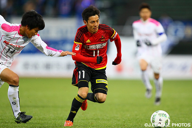 ドリブルで仕掛ける古田 寛幸（金沢）【明治安田Ｊ２ 第3節 金沢vs水戸】