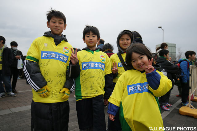 選手のサインがたくさん入ったユニフォームを着て応援だ！【明治安田Ｊ２ 第3節 千葉vs横浜FC】