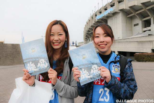 オフィシャルイヤーブックを手に今日も讃岐を応援！【明治安田Ｊ２ 第3節 讃岐vs長崎】