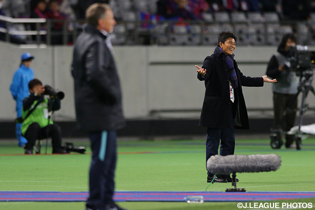 ベンチ前で苦笑いを浮かべる城福 浩監督（FC東京）【ＡＣＬ GS MD3 FC東京vs江蘇蘇寧】