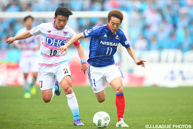 中盤で対峙する両チームのキープレーヤー、金 民友（鳥栖）と齋藤 学（横浜FM）【明治安田Ｊ１ 1st 第4節 横浜FMvs鳥栖】