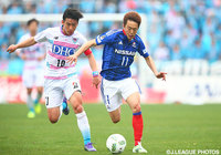 中盤で対峙する両チームのキープレーヤー、金 民友（鳥栖）と齋藤 学（横浜FM）【明治安田Ｊ１ 1st 第4節 横浜FMvs鳥栖】