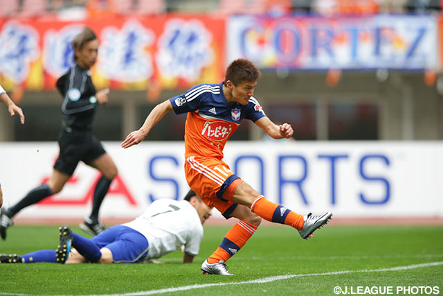 ドリブルで相手DFをかわし、冷静に先制点を決めた田中 達也（新潟）【明治安田Ｊ１ 1st 第4節 新潟vs柏】