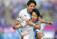 鮮やかにFKを決め、2試合連続得点で均衡を破った中村 憲剛（川崎Ｆ）【明治安田Ｊ１ 1st 第4節 甲府vs川崎Ｆ】