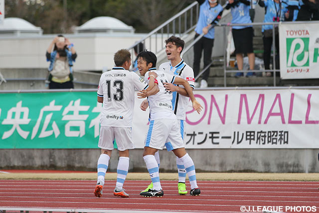 意表を突く一撃でこの試合2点目を奪った中村 憲剛（川崎Ｆ）【明治安田Ｊ１ 1st 第4節 甲府vs川崎Ｆ】