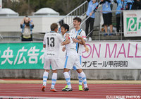 意表を突く一撃でこの試合2点目を奪った中村 憲剛（川崎Ｆ）【明治安田Ｊ１ 1st 第4節 甲府vs川崎Ｆ】