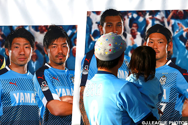 磐田の選手たちの等身大ポスターをみつめるサポーターの親子。ジェイの背の高さにびっくり!?【明治安田Ｊ１ 1st 第4節 磐田vs福岡】