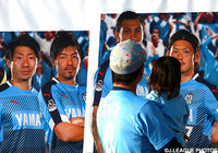 磐田の選手たちの等身大ポスターをみつめるサポーターの親子。ジェイの背の高さにびっくり!?【明治安田Ｊ１ 1st 第4節 磐田vs福岡】