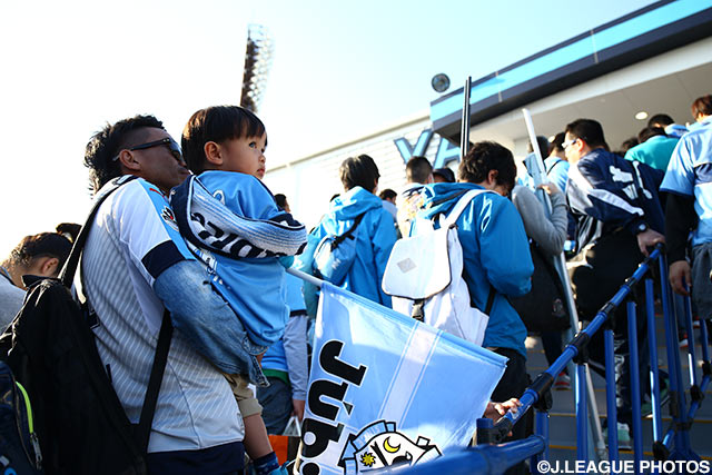 スタジアムの門の前で列を作るファン・サポーター。試合への期待と不安が入り混じる【明治安田Ｊ１ 1st 第4節 磐田vs福岡】