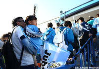 スタジアムの門の前で列を作るファン・サポーター。試合への期待と不安が入り混じる【明治安田Ｊ１ 1st 第4節 磐田vs福岡】