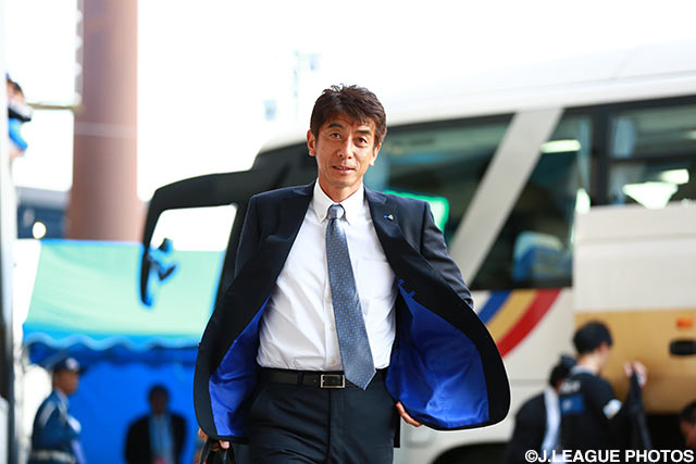 共にフランスＷ杯でピッチに立った磐田の名波　浩監督との対決に臨む井原　正巳監督（福岡）【明治安田Ｊ１ 1st 第4節 磐田vs福岡】