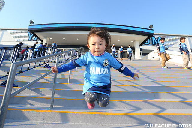 階段でジャンプする磐田ファンの女の子。運動神経抜群、将来はなでしこジャパン!?【明治安田Ｊ１ 1st 第4節 磐田vs福岡】