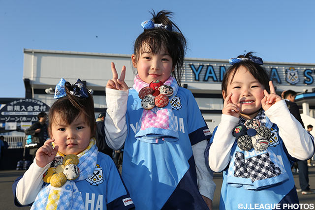 磐田ファンの3人の女の子。勝利へＶサイン！【明治安田Ｊ１ 1st 第4節 磐田vs福岡】
