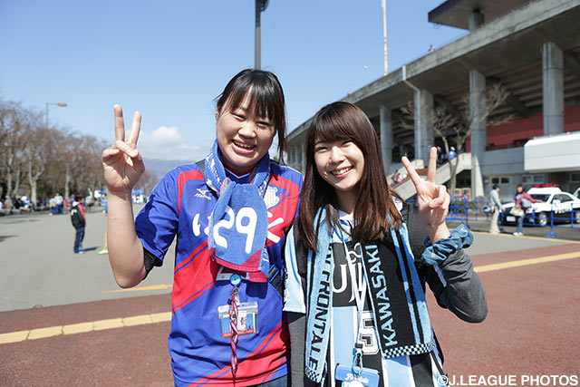 甲府と川崎Ｆの女子サポーターが仲良くパシャリ！【明治安田Ｊ１ 1st 第4節 甲府vs川崎Ｆ】