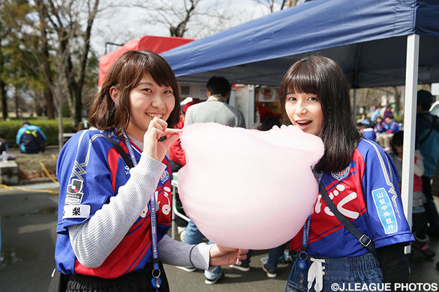 綿飴を食べる甲府の女子サポーター。スタジアムにはサッカー以外にも楽しい要素が満載！【明治安田Ｊ１ 1st 第4節 甲府vs川崎Ｆ】