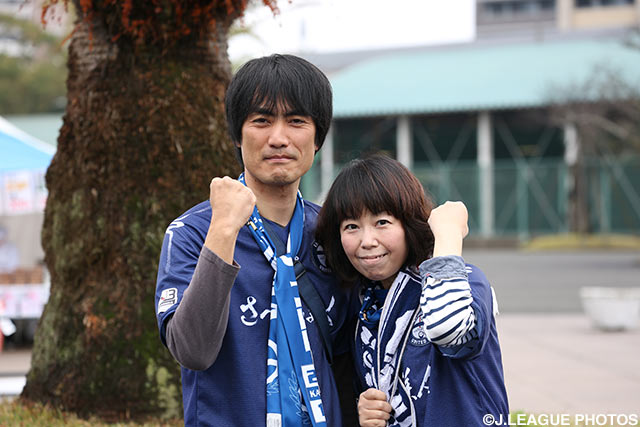 ガッツポーズで気合十分の鹿児島のファン・サポーター。【明治安田Ｊ３ 第2節 鹿児島vs大分】