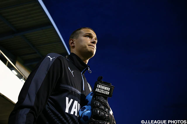 試合前にピッチをみつめる磐田の守護神カミンスキー。GKとして孤独だが崇高な戦いに挑む【明治安田Ｊ１ 1st 第4節 磐田vs福岡】