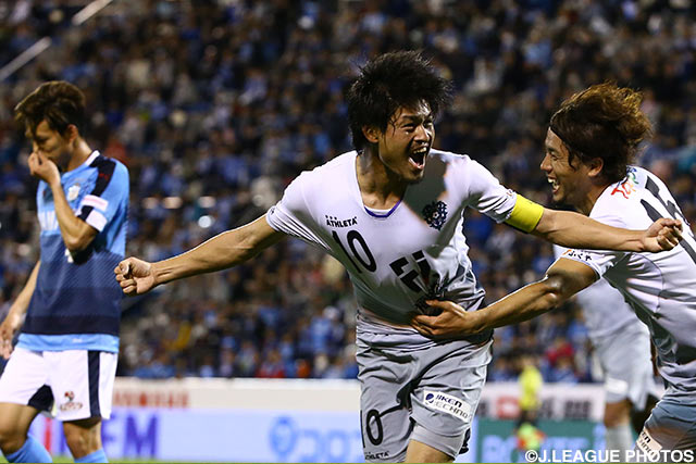 前半アディショナルタイムに勝ち越し点を挙げたキャプテンの城後 寿（福岡）【明治安田Ｊ１ 1st 第4節 磐田vs福岡】