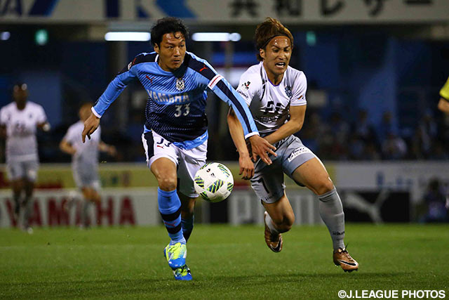 激しい攻防を繰り広げる藤田 義明（磐田）と金森 健志（福岡）【明治安田Ｊ１ 1st 第4節 磐田vs福岡】