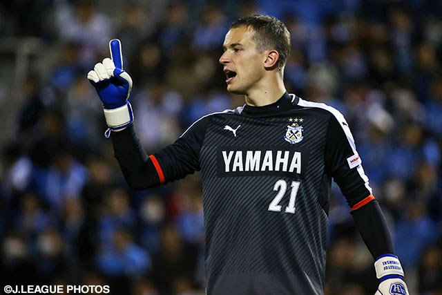福岡の終盤の猛攻を体を張って防ぎ切ったカミンスキー（磐田）【明治安田Ｊ１ 1st 第4節 磐田vs福岡】