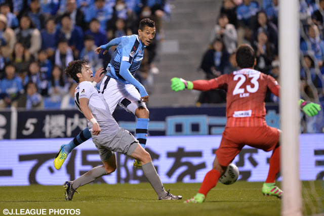 相手GKの股を抜く技ありの一撃を決めたジェイ（磐田）【明治安田Ｊ１ 1st 第4節 磐田vs福岡】