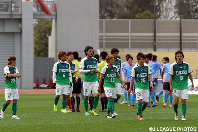 土壇場で決勝ゴールを奪われ、肩を落とす相模原の選手達【明治安田Ｊ３ 第2節 相模原vsYS横浜】