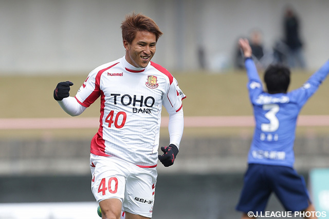 右足で先制ゴールを決めガッツポーズの樋口 寛規（福島）【明治安田Ｊ３ 第2節 富山vs福島】