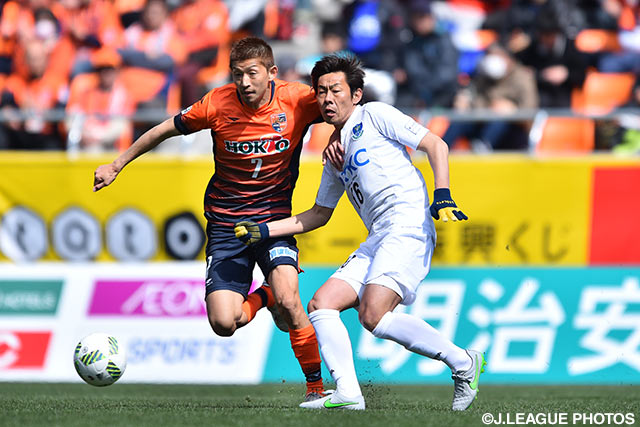 佐藤 悠希（長野）と競り合う斉藤 大介（栃木）【明治安田Ｊ３ 第2節 長野vs栃木】