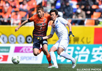 佐藤 悠希（長野）と競り合う斉藤 大介（栃木）【明治安田Ｊ３ 第2節 長野vs栃木】