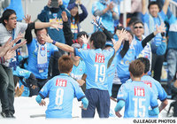 2点目のゴールを決めてゴール裏へ駆け寄った小野瀬 康介（横浜FC） 【明治安田Ｊ２ 第4節 横浜FCvs山口】