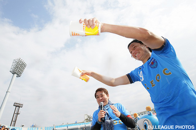 開幕からの連敗を3で止め、ファン・サポーターと喜ぶ小野瀬 康介（横浜FC） 【明治安田Ｊ２ 第4節 横浜FCvs山口】