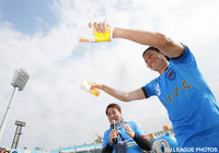 開幕からの連敗を3で止め、ファン・サポーターと喜ぶ小野瀬 康介（横浜FC） 【明治安田Ｊ２ 第4節 横浜FCvs山口】