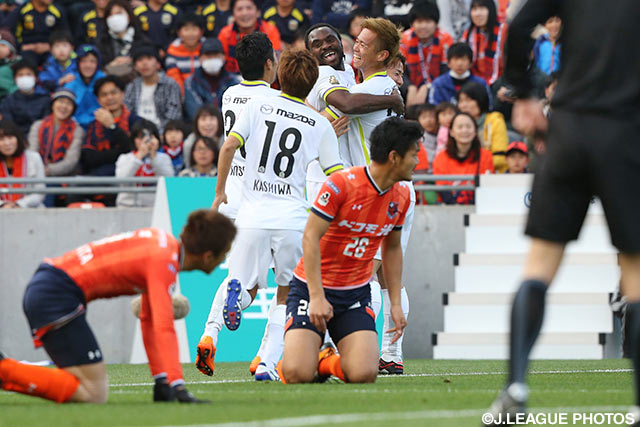 2試合連続ゴールで大量得点の口火を切ったピーター ウタカ（広島）【明治安田Ｊ１ 1st 第4節 大宮vs広島】