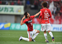 柏木 陽介（写真右）からのボールを左足で決めた李 忠成（浦和）【明治安田Ｊ１ 1st 第4節 湘南vs浦和】