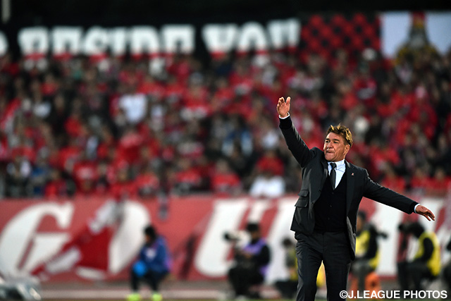 ベンチ前で選手に指示を送るペトロヴィッチ監督（浦和）【明治安田Ｊ１ 1st 第4節 湘南vs浦和】