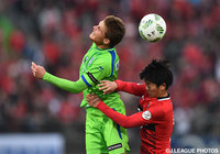 武藤 雄樹（浦和）と空中で競り合うパウリーニョ（湘南）【明治安田Ｊ１ 1st 第4節 湘南vs浦和】