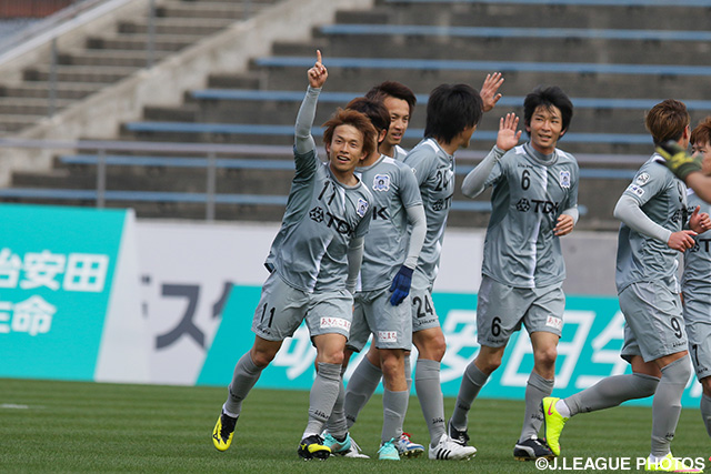 相手のミスを見逃さなかった久富 賢（秋田）が先制ゴール【明治安田Ｊ３ 第2節 鳥取vs秋田】