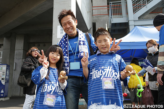 親子3人、胸には揃ってファン・サポーターの証【明治安田Ｊ２ 第4節 水戸vs岡山】