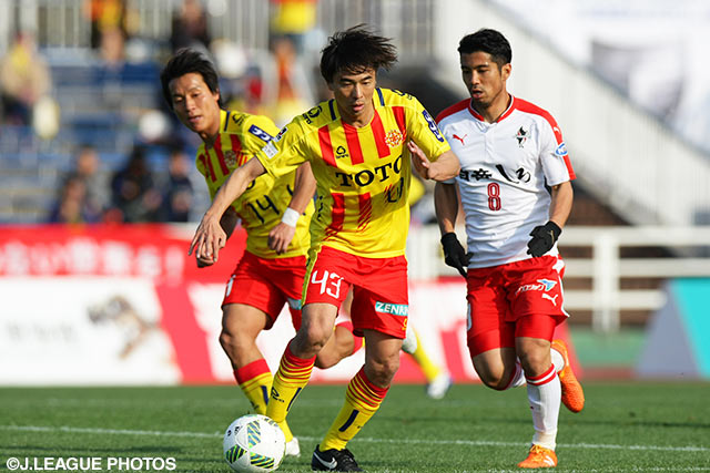 卓越した展開力で先制点の起点となった本山 雅志（北九州）【明治安田Ｊ２ 第4節 北九州vs熊本】